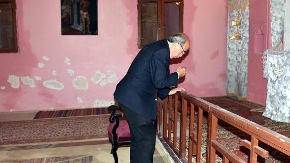 Paskalya Yortusu'nu kilisede tek başına kutladı