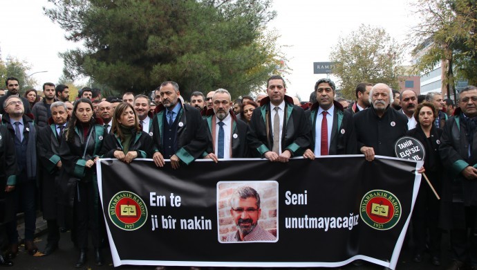 Tahir Elçi anıldı: "Katiller elini kolunu sallayarak yürüyor taş sokağımızda"
