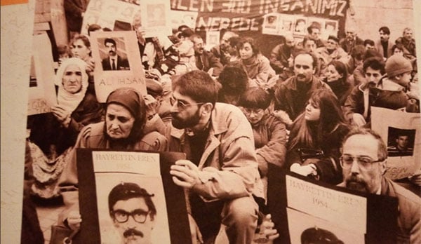 Faruk Eren ve annesi Elmas Eren, Hayrettin'in Eren'in fotoğrafıyla birlikte bir Cumartesi Anneleri eyleminde