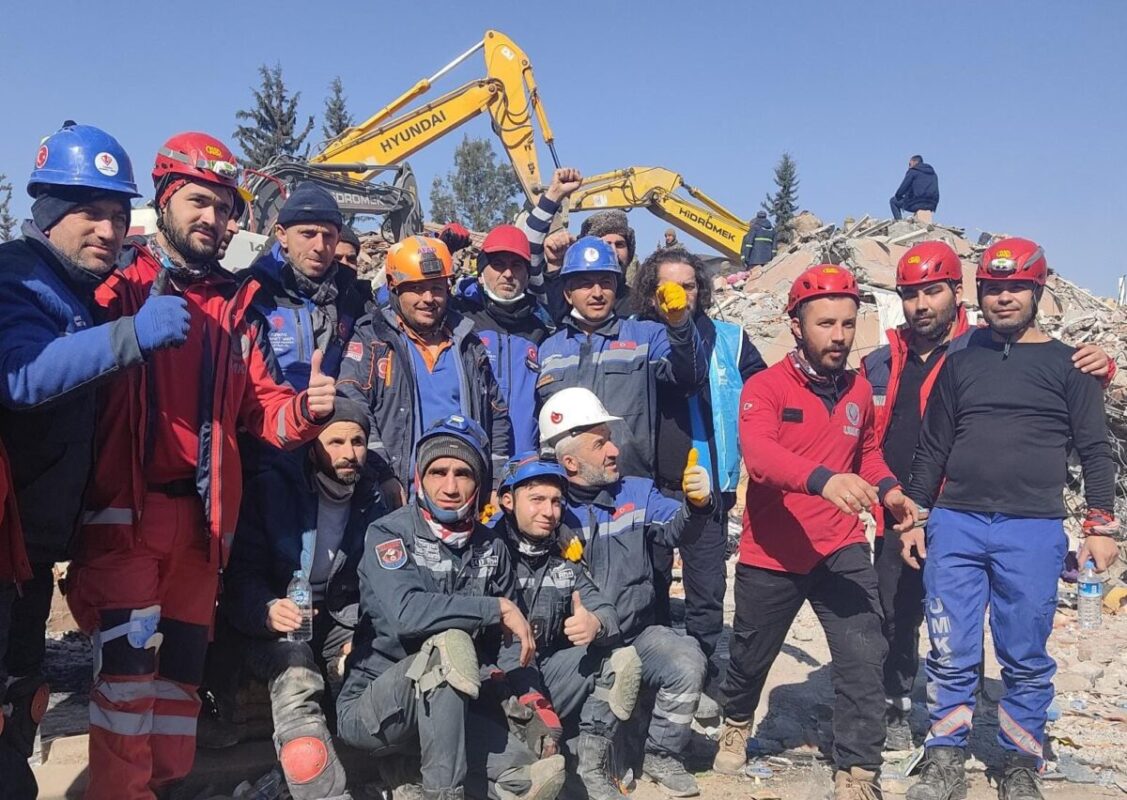 Ermenistan ekibi ve AFAD  yedinci günde iki kişiyi sağ çıkardı