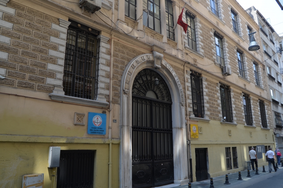 Simon Çekem Satenik Nişan hakkında suç duyurusunda bulundu, savcılık Nişan'a dava açtı