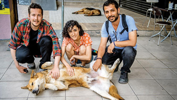 Fatma Biltekin (ortada)