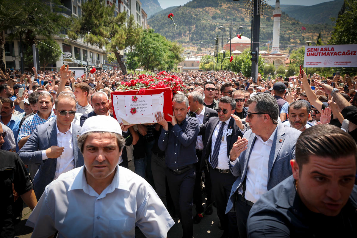 Ferdi Zeyrek on binlerce kişiyle uğurlandı