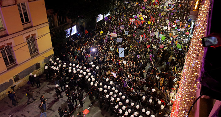 Feminist Gece Yürüyüşü: "Polis şiddeti yalan haberle örtülemez"