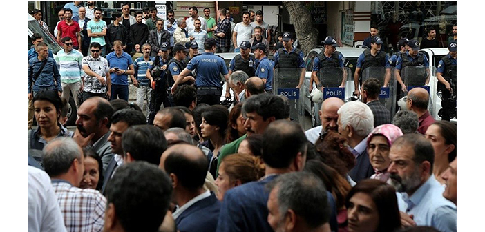 Լրագրողներ եւ քաղաքական գործիչներ բերման կ՚ենթարկուին