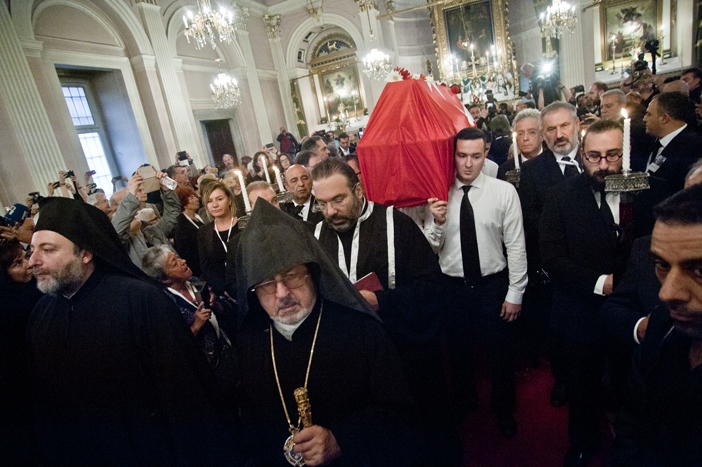 'Yüzümüz sana dönük, eğiliyoruz büyük emeğinin önünde'