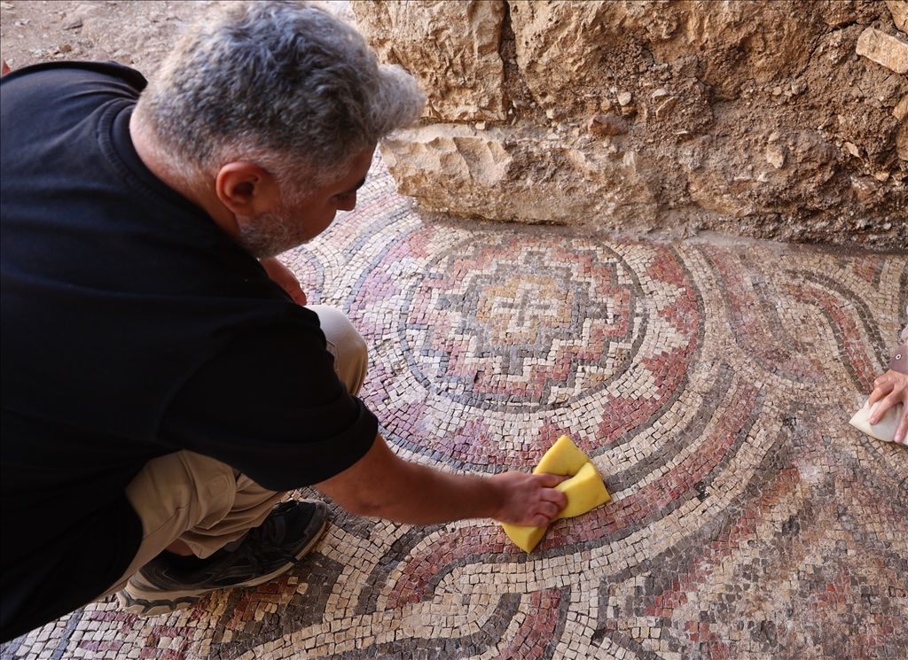 Mardin’de haç motifli 1500 yıllık mozaik bulundu