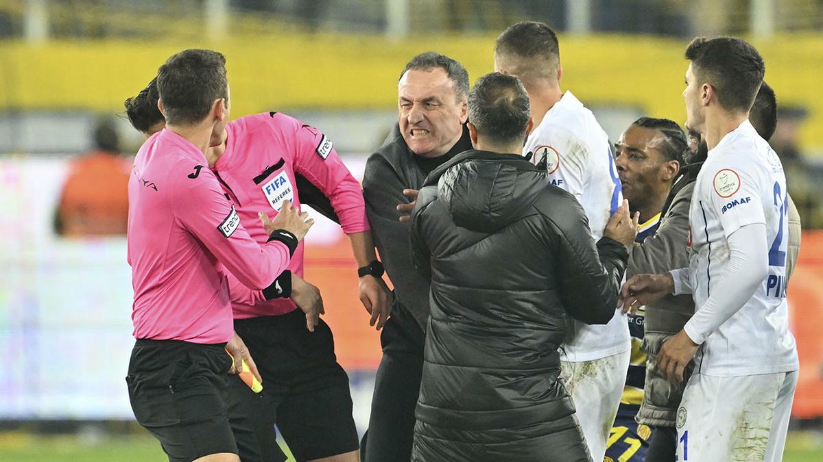 Hakem Halil Umut Meler yumruklandı, ligler 19 Aralık'a kadar ertelendi