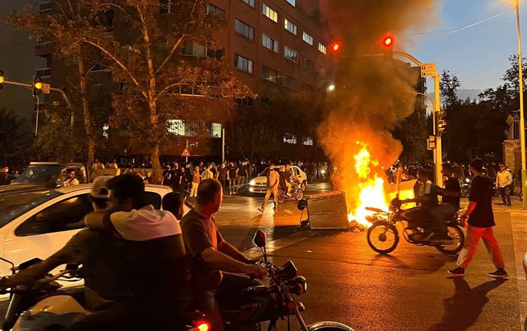 İran'da protesto gösterileri üçüncü haftaya girdi