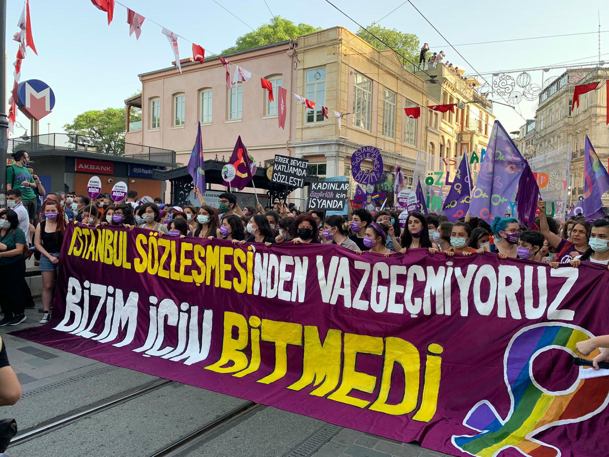 Kadınlar İstanbul Sözleşmesi'nin feshedilmesine karşı sokağa çıktı