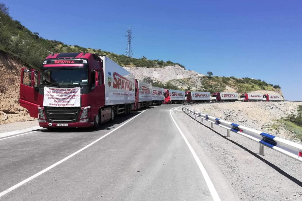 Yardım kamyonları Karabağ'a girmek için bekliyor