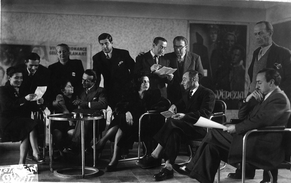 Sağda ayakta, Mnakyan Kumpanyası’nın kurucusu Oksen Şahinyan, sağda oturan Hagop Ayvaz (Pangaltı İnci Sineması)