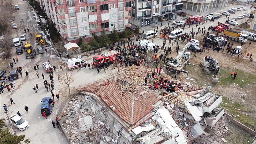 Malatya'da 5,6 büyüklüğünde deprem: Can kaybı var