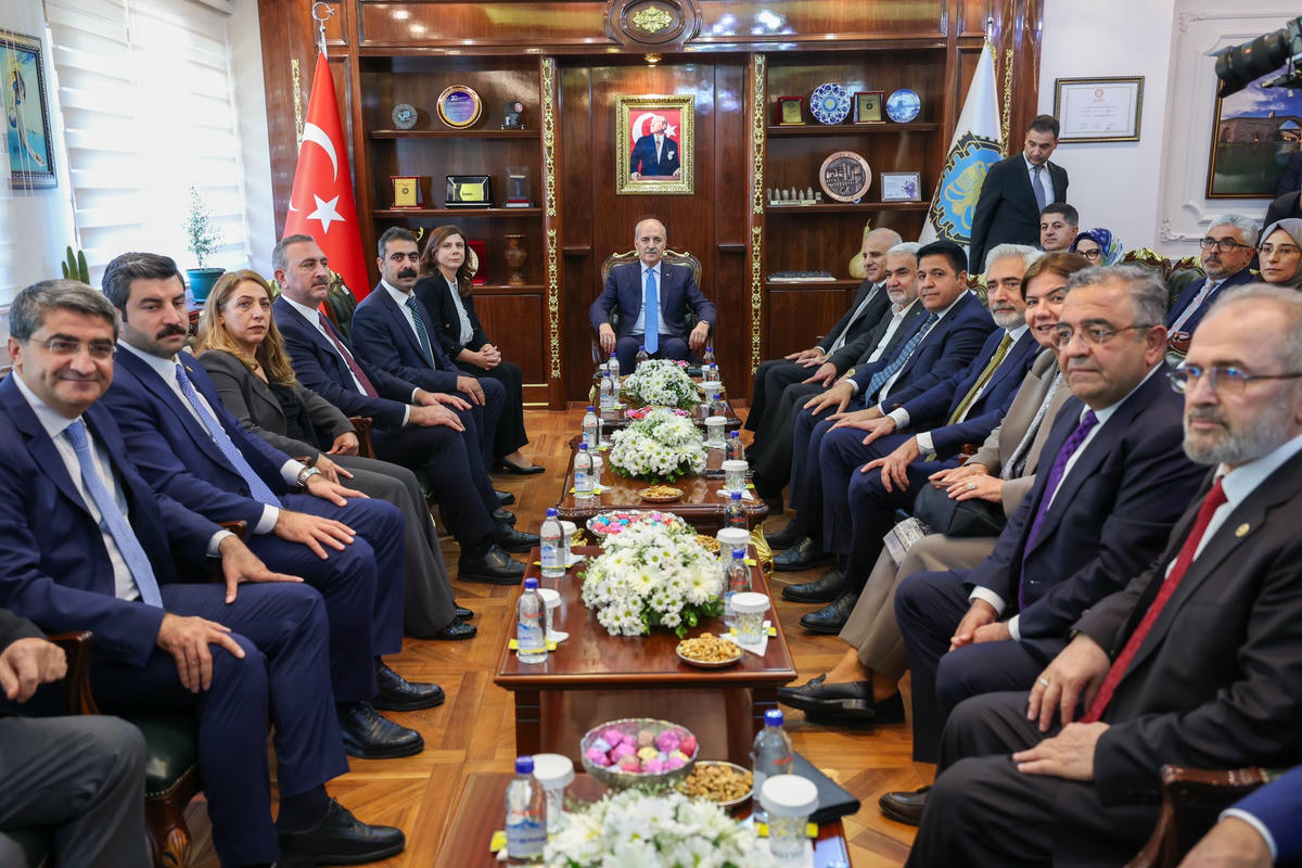 Kurtulmuş’tan Diyarbakır’da Kürtçe şiir