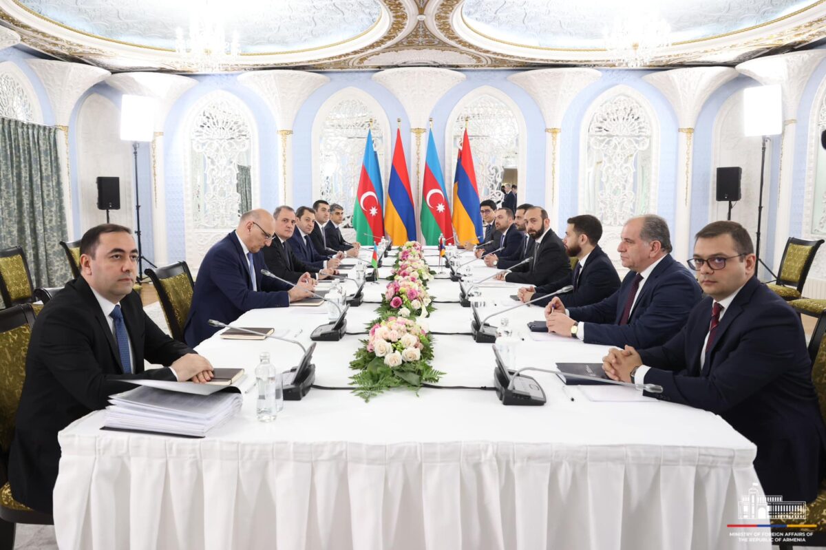 Mirzoyan ve Bayramov  görüştü, müzakereler devam edecek