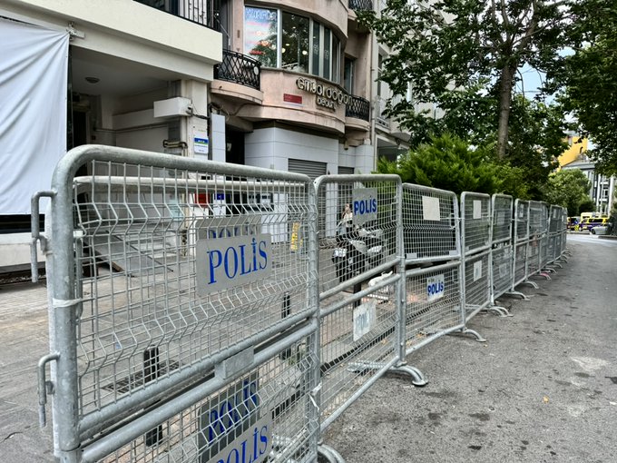 İstanbul Valiliği Onur Yürüyüşü'nü engellemek için Taksim'i ablukaya aldı
