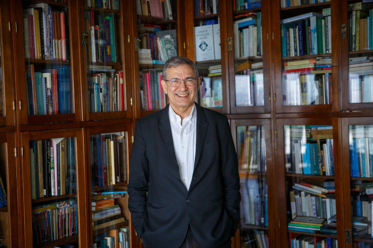 Orhan Pamuk: "Türkiye’deki sınırlı demokrasi de can çekişiyor"