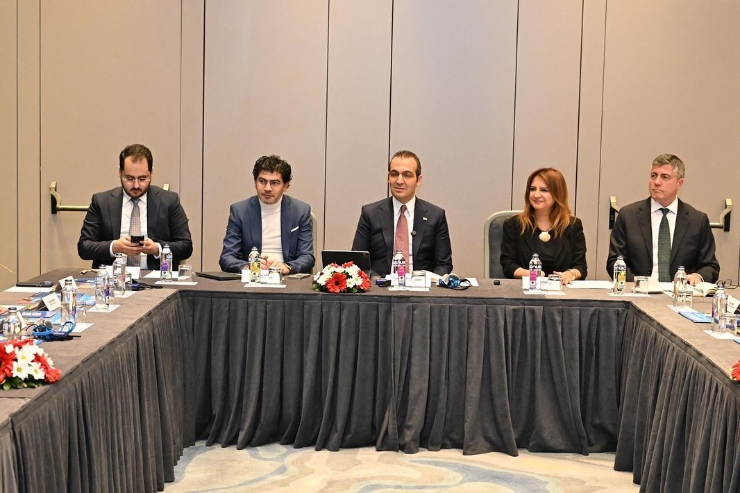 Özdemir, Şişli Belediye Başkanı Resul Emrah Şahan ile. 