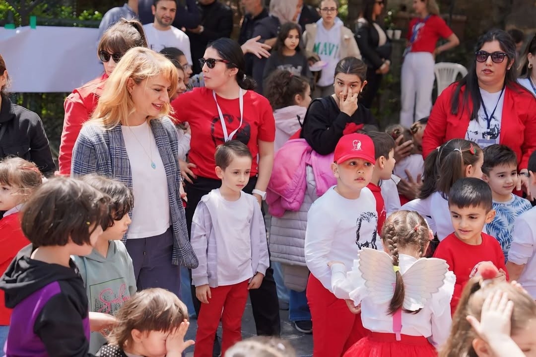 Özdemir, Şişli'de çocuklarla. 
