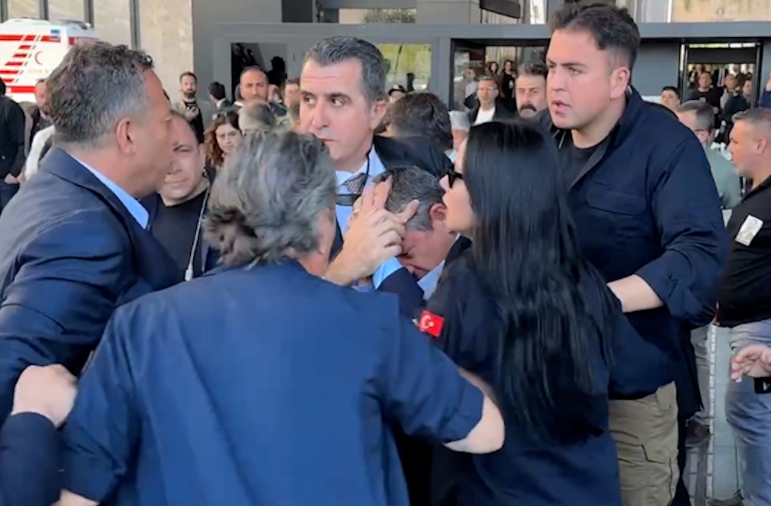 Önder için AKM'de yapılan tören sonrası Özgür Özel'e saldıran kişi gözaltına alındı