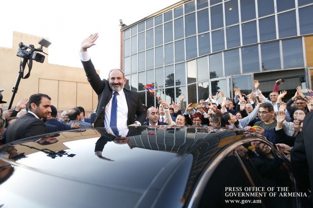 Paşinyan İsfahan'da Ermeni toplumu ile buluştu