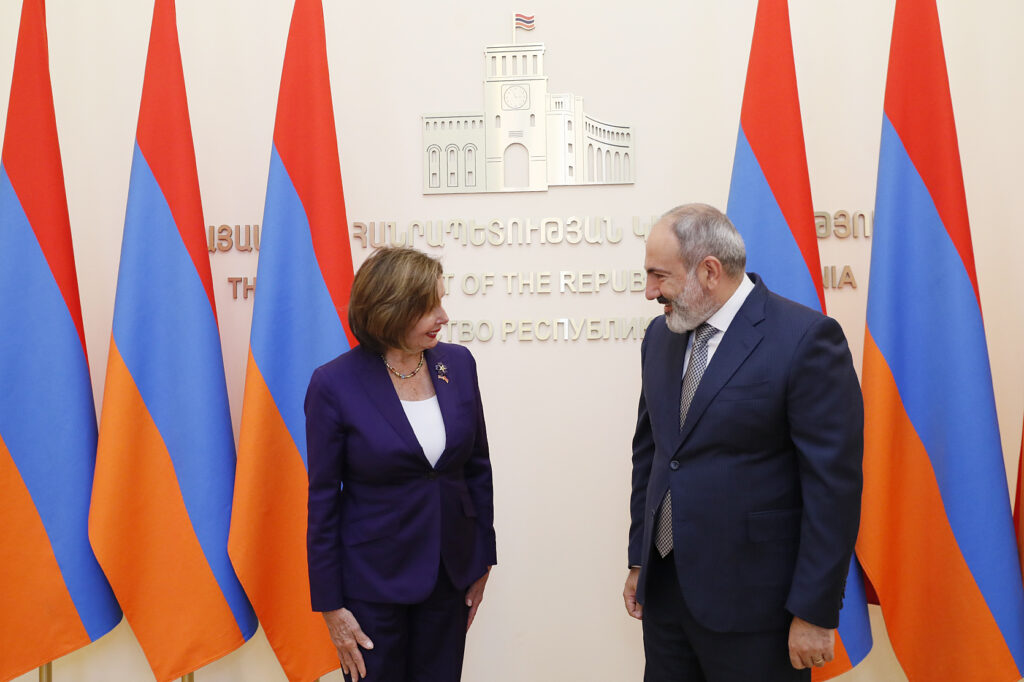 Paşinyan'dan Pelosi'ye sıcak karşılama