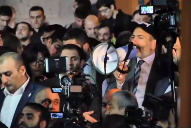 Ermenistan'da sıcak gece: Parlamento baskın karar aldı Paşinyan rest çekti