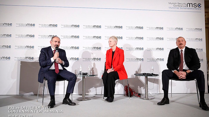 Paşinyan ve Aliyev izleyiciler önünde Karabağ’ı görüştü