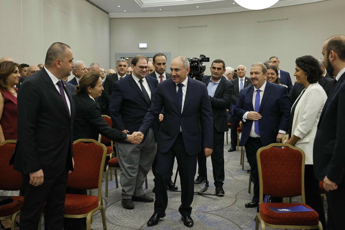 Paşinyan meets Armenian community, Patriarchate a no-show