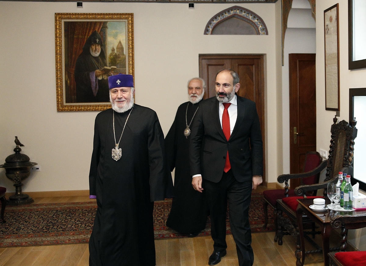 "Ermenistan'da kilise ve hükümet çatışmasında olan demokrasiye oldu"
