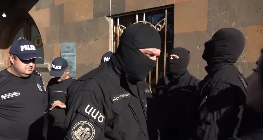 Ermenistan'da iki ruhani tutuklandı