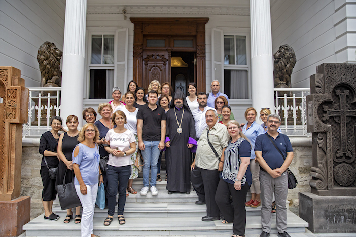 Maşalyan with his supporters after the Deghabagh election, in front of the Patriarchate (Photo: Miran Manukyan)