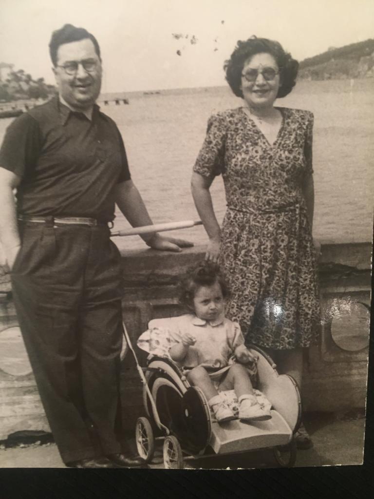 Viktorya ve Ara Aginyan, pusette kızları Sosi. Büyükada, 1947
