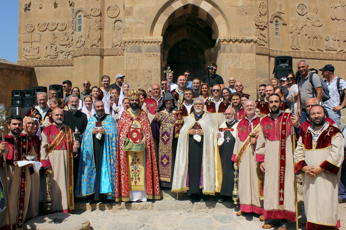 Akhtamar'daki Surp Haç  Kilisesi'nde ayin