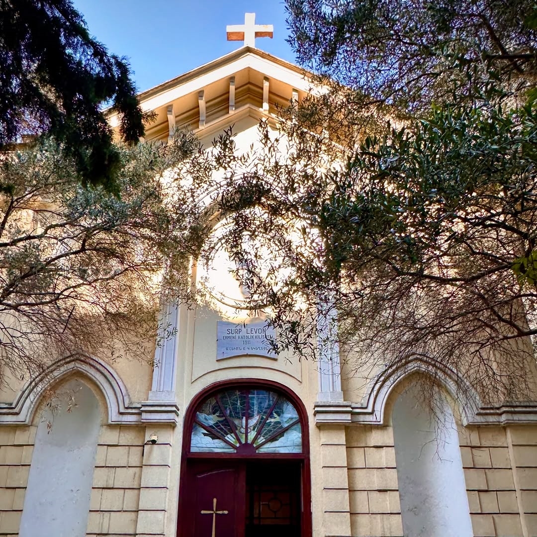 Surp Levon Ermeni Katolik Kilisesi'nde şarkılar, ilahiler ve fasıl