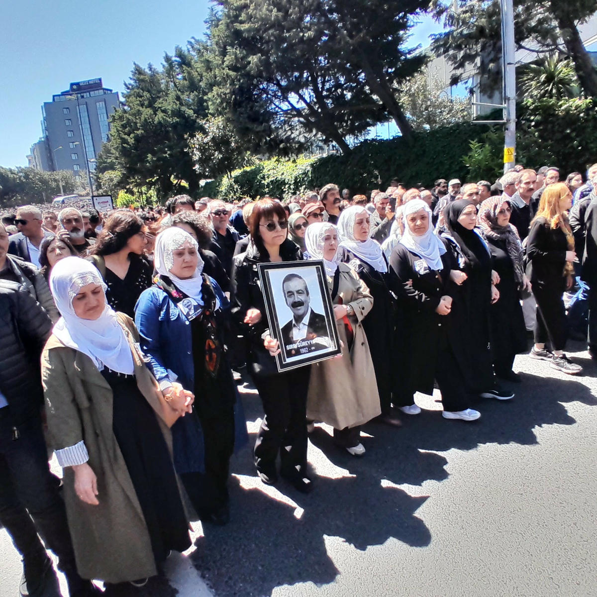 Taksim'den Levent Camii'ne kalabalık bir grup yürüdü (FOKO: Berge Arabian)