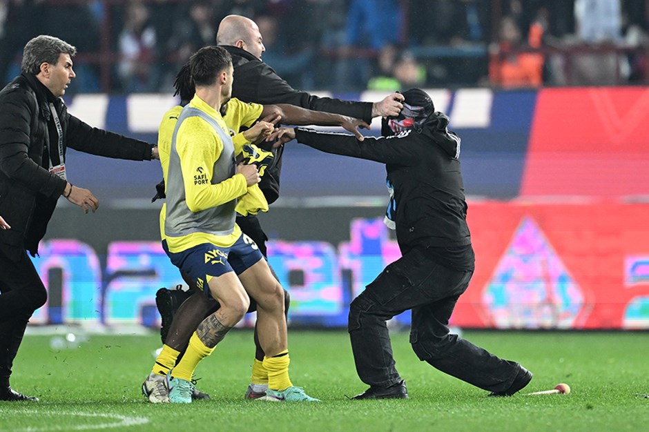 Trabzonspor- Fenerbahçe maçından sonra taraftarlar sahaya indi