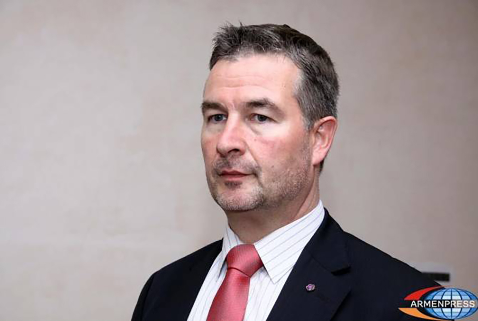 Azerbaycan Merkel'in heyetindeki Alman vekilin ülkeye girişini yasakladı