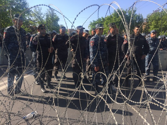 Yerevan'da Sarkisyan karşıtı gösteriler
