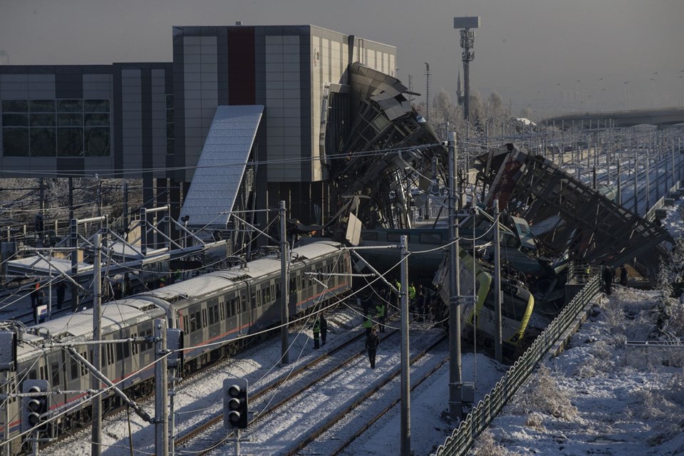 Ankara'da Yüksek Hızlı Tren lokomotife çarptı: 9 ölü