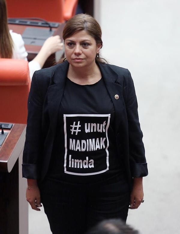 Zeynep Altıok Akatlı, CHP 26. Dönem İzmir Milletvekiliydi.