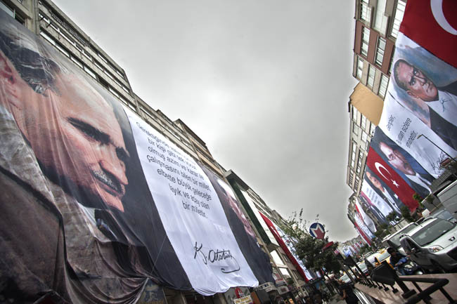 Şişli yine bayrak ve posterlerle donandı!
