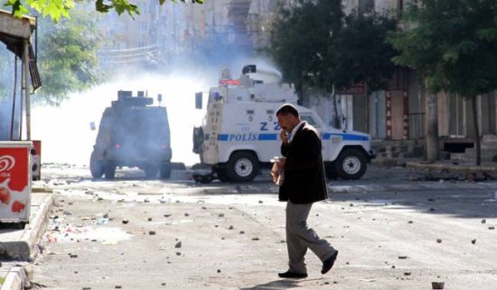 Diyarbakır'da açlık grevine destek eylemine polis müdahale etti