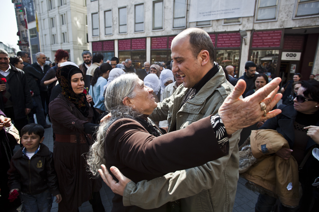 Ahmet Şık Cumartesi Anneleri İle Kucaklaştı