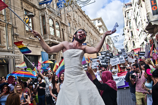 22. Onur Yürüyüşü: "Velev ki ibneyiz"