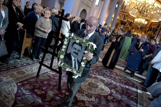 Sevilen sanatçı Raffi Emeksiz toprağa verildi