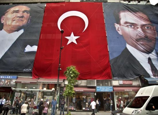 Şişli yine bayrak ve posterlerle donandı!