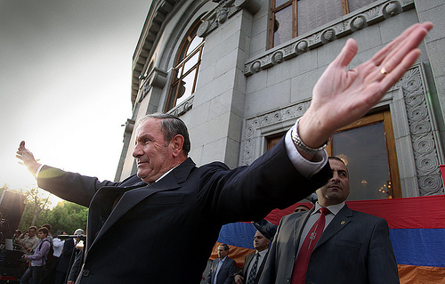 Petrosyan seçim sonuçlarını protesto ediyor