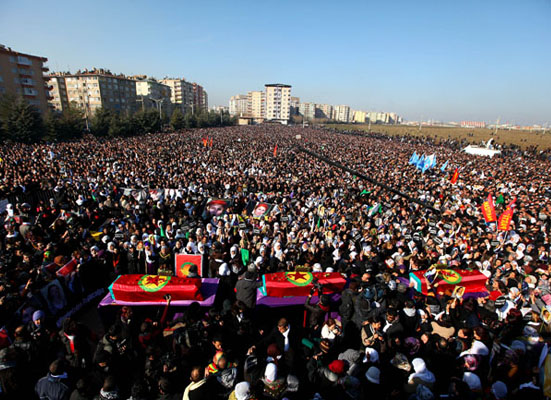 Binlerce kişinin katıldığı cenaze töreninde barış mesajları yükseldi