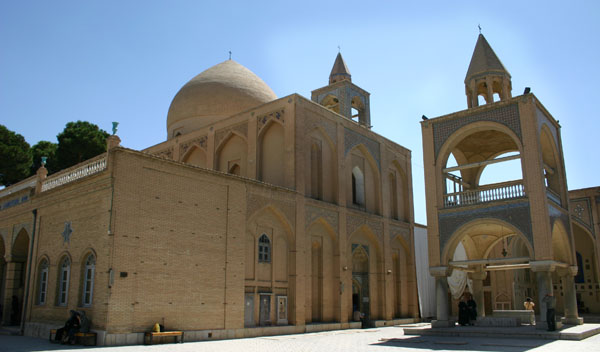 İran’daki tarihi mekânlara Ermeni dini önderin üflediği nefes  